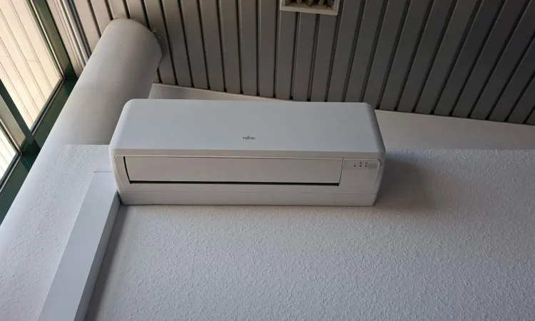 Jednostka wewnętrzna Fujitsu 3,5 kW po montażu – biuro Warszawa Wawer