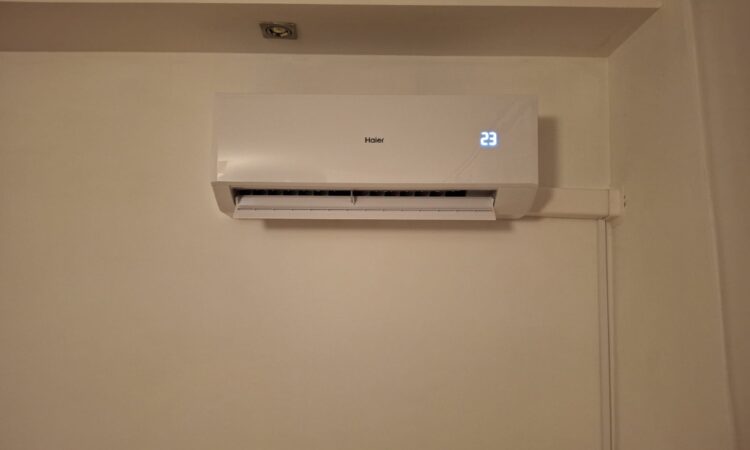 Jednostka wewnętrzna Haier Revive zamontowana w mieszkaniu w Brwinowie, wyświetlacz 23°C
