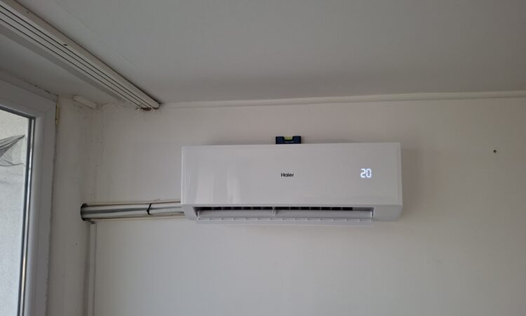 Jednostka wewnętrzna Haier Revive po montażu w mieszkaniu na Targówku, wyświetlacz 20°C