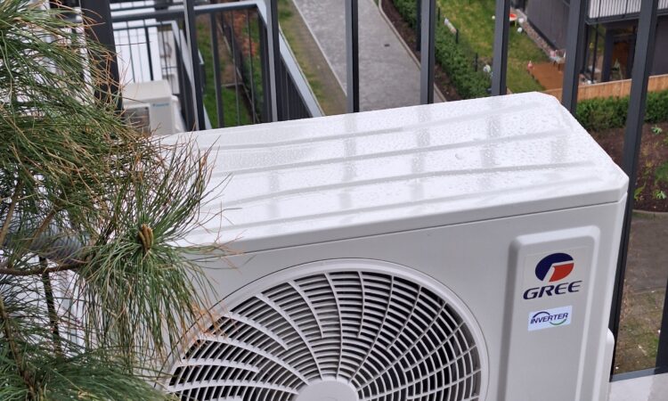 Zbliżenie na jednostkę zewnętrzną Gree Inverter zamontowaną na tarasie, Ursus