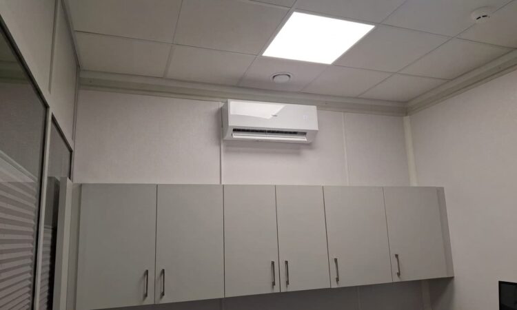 Jednostka wewnętrzna Haier Revive 3,5 kW zamontowana w laboratorium w Błoniu