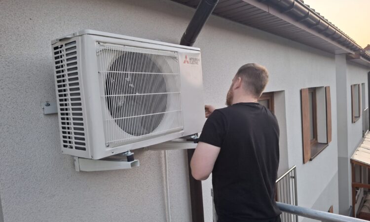 Instalator AeroPlus montuje jednostkę zewnętrzną Mitsubishi Electric 3,5 kW w Zgorzale