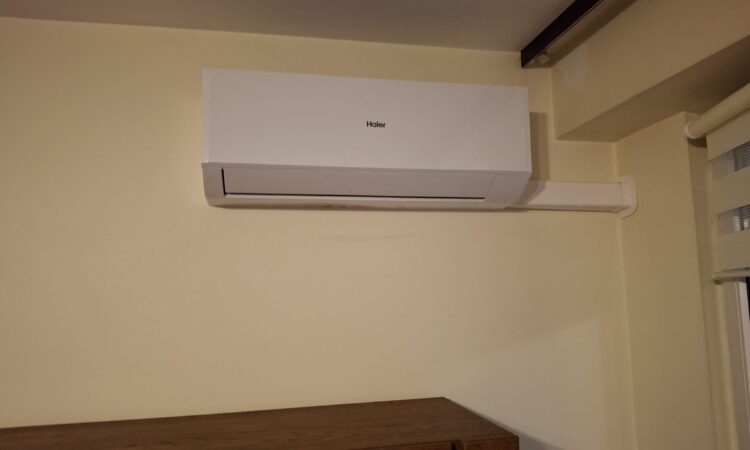 Estetyczne prowadzenie instalacji klimatyzacji w listwie maskującej PVC w Pruszkowie