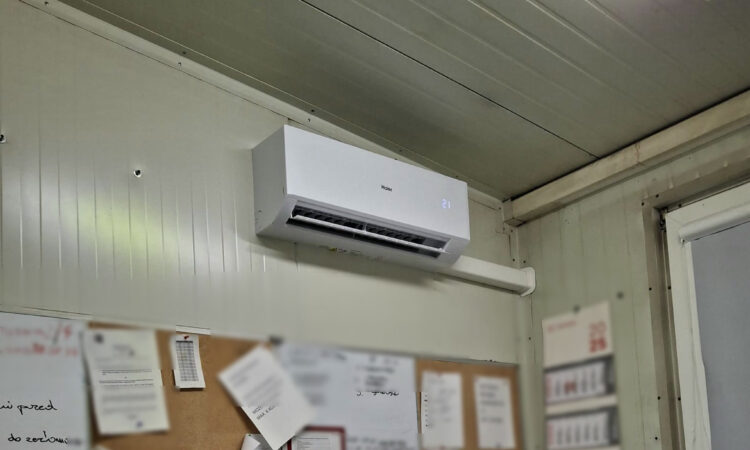 Jednostka zewnętrzna klimatyzacji Haier Revive przy kontenerze socjalnym w Błoniu