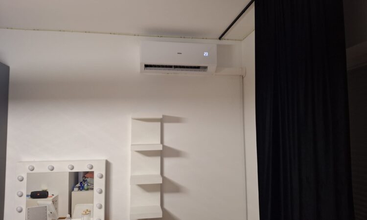 Klimatyzator ścienny Haier Revive 3,5 kW zamontowany w domu wolnostojącym w Podkowie Leśnej