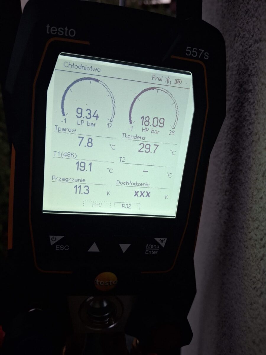 Próba ciśnieniowa i próżniowanie instalacji klimatyzacji cyfrową pompą i manometrem Testo w Błoniu
